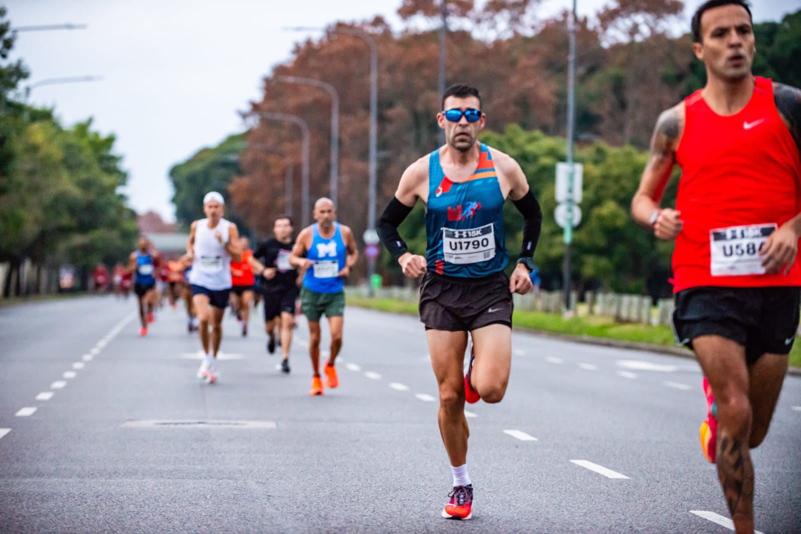 Atletas corriendo en carrera de calle